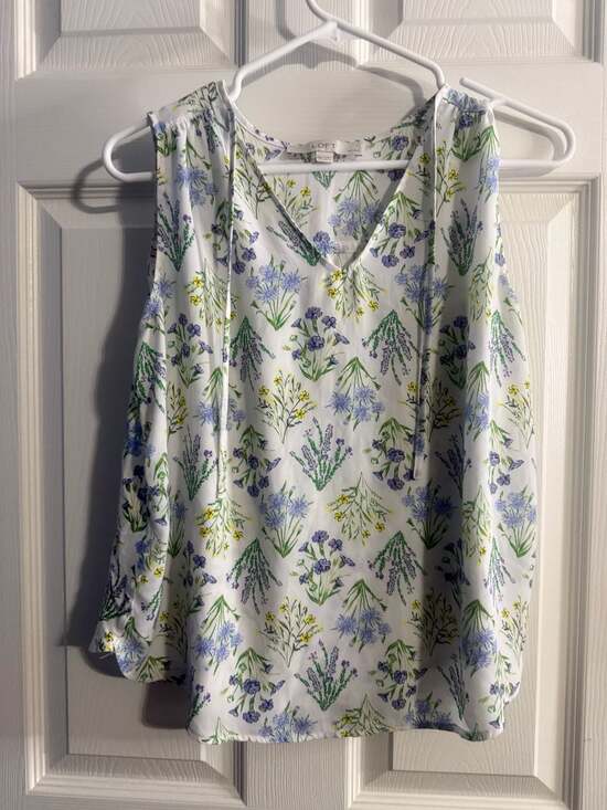 LOFT Tops - LOFT Petites Floral Print V-Neck Sleeveless Blouse Size SP
